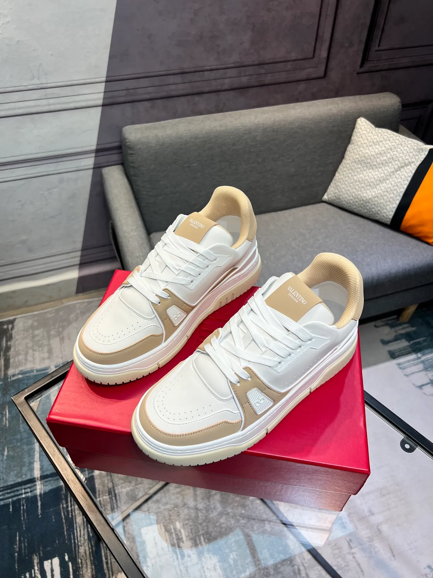 Men's Men's Shoes 💰660 Valentino 2023 early autumn new star shoes are now online! Wang Hedi and Ren Jialun have been worn by many celebrities. Who can refuse the same couple shoes as Wang Hedi! The design of Stars Stab My Heart is cool and spicy. The material of the shoes is cowhide, and every color is beautiful! Size 35-40, men’s size 39-44 (women’s 41, men’s 38, 45🉑️customized)